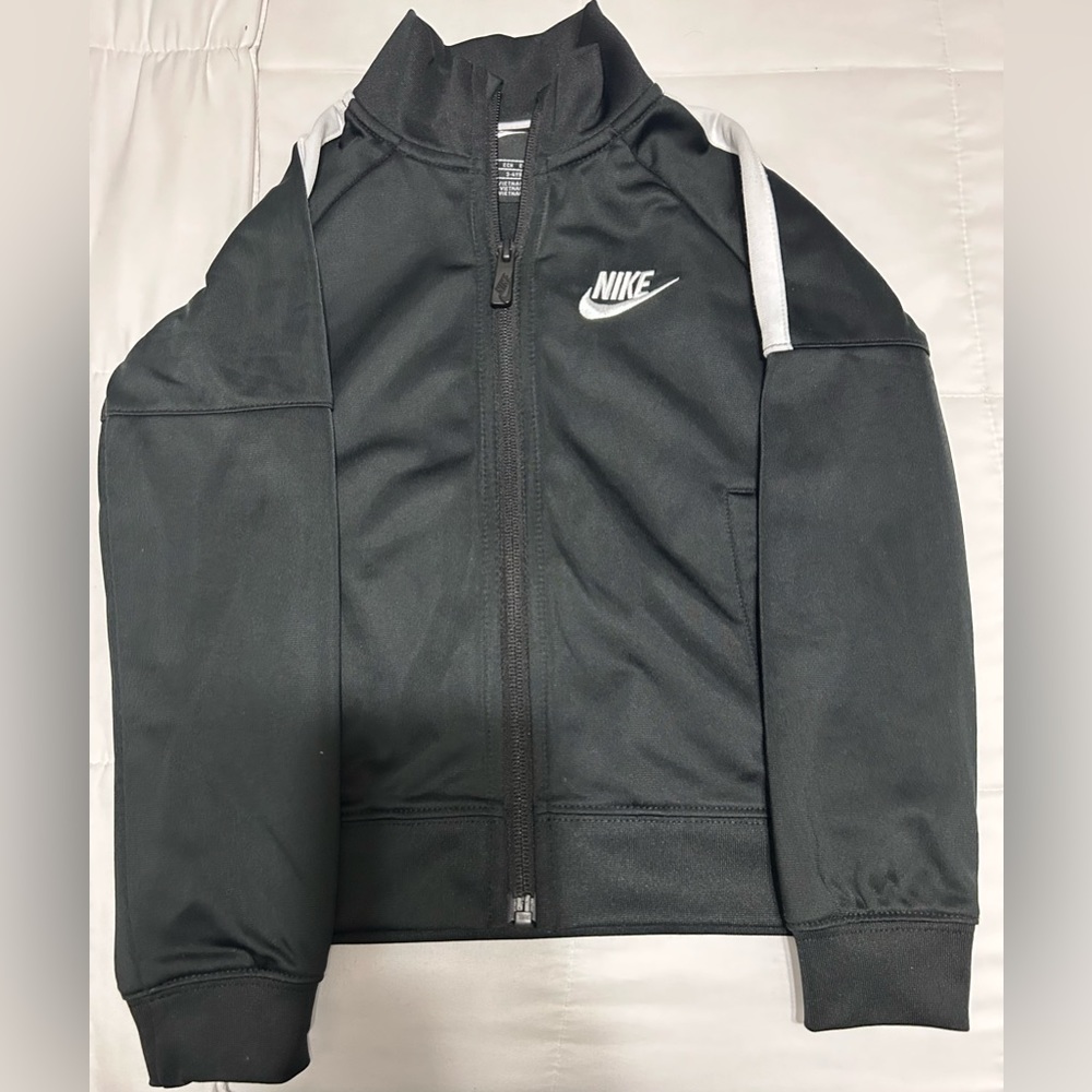 Toddler boys Nike tracksuit. - Picture 4 of 7